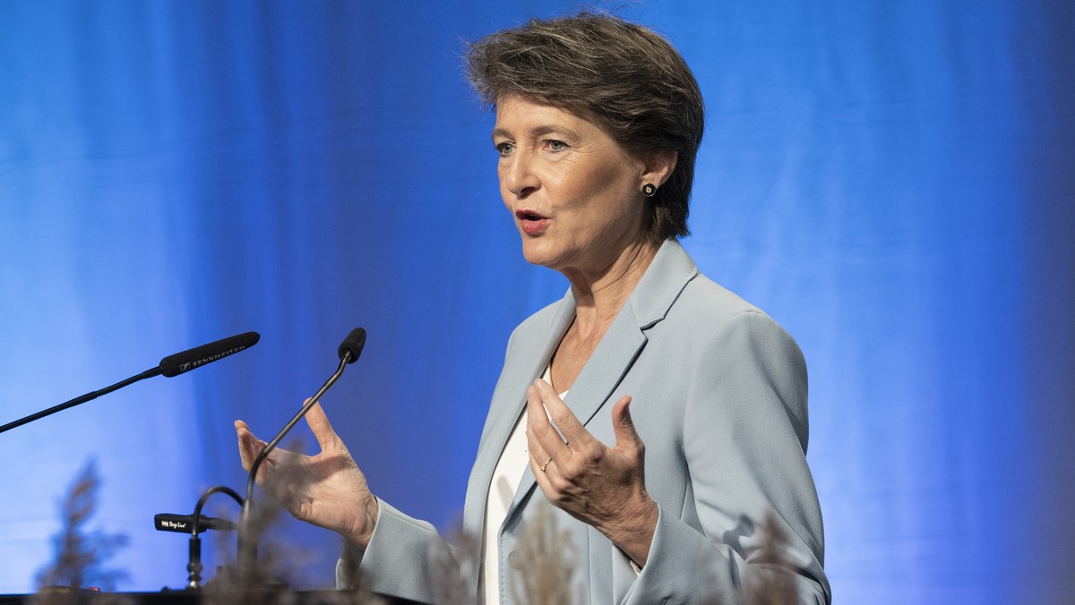 Bundesraetin Simonetta Sommaruga spricht beim Startanlass Vorbild Energie und Klima-Phase 2021 bis 2030, am Dienstag, 19. Oktober 2021, auf dem Waffenplatz in Thun. (KEYSTONE/Peter Schneider)
