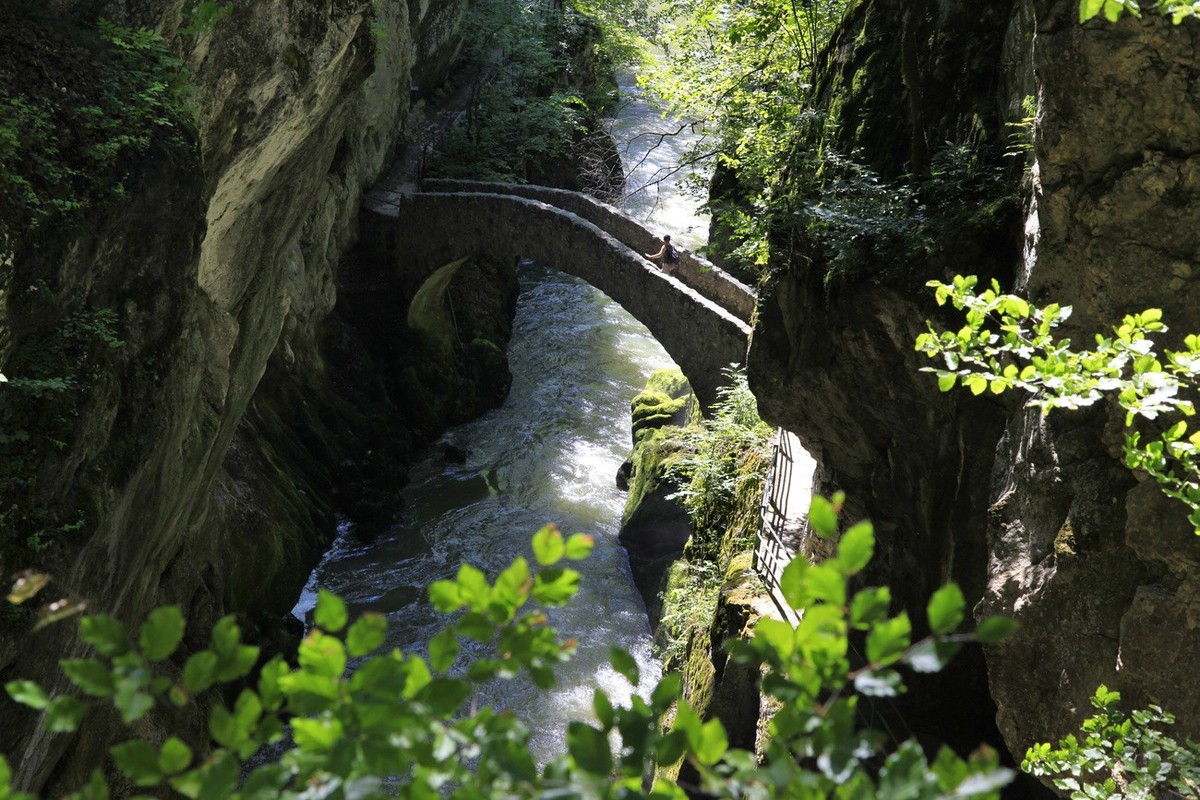 A stone arch bridge spans over the gorge of the river Areuse (Gorges de l'Areuse) near Noiraigue in the Jura mountains in the canton of Neuchatel, Switzerland, pictured on June 16, 2009. (KEYSTON ...