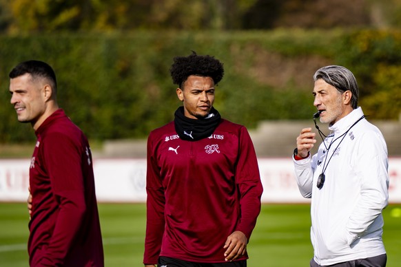 epa12520141 Swiss national soccer head coach Murat Yakin (R) and his player Manuel Akanji (C) attend a training session of the team at Juan Antonio Samaranch stadium, in Lausanne, Switzerland, 12 Nove ...