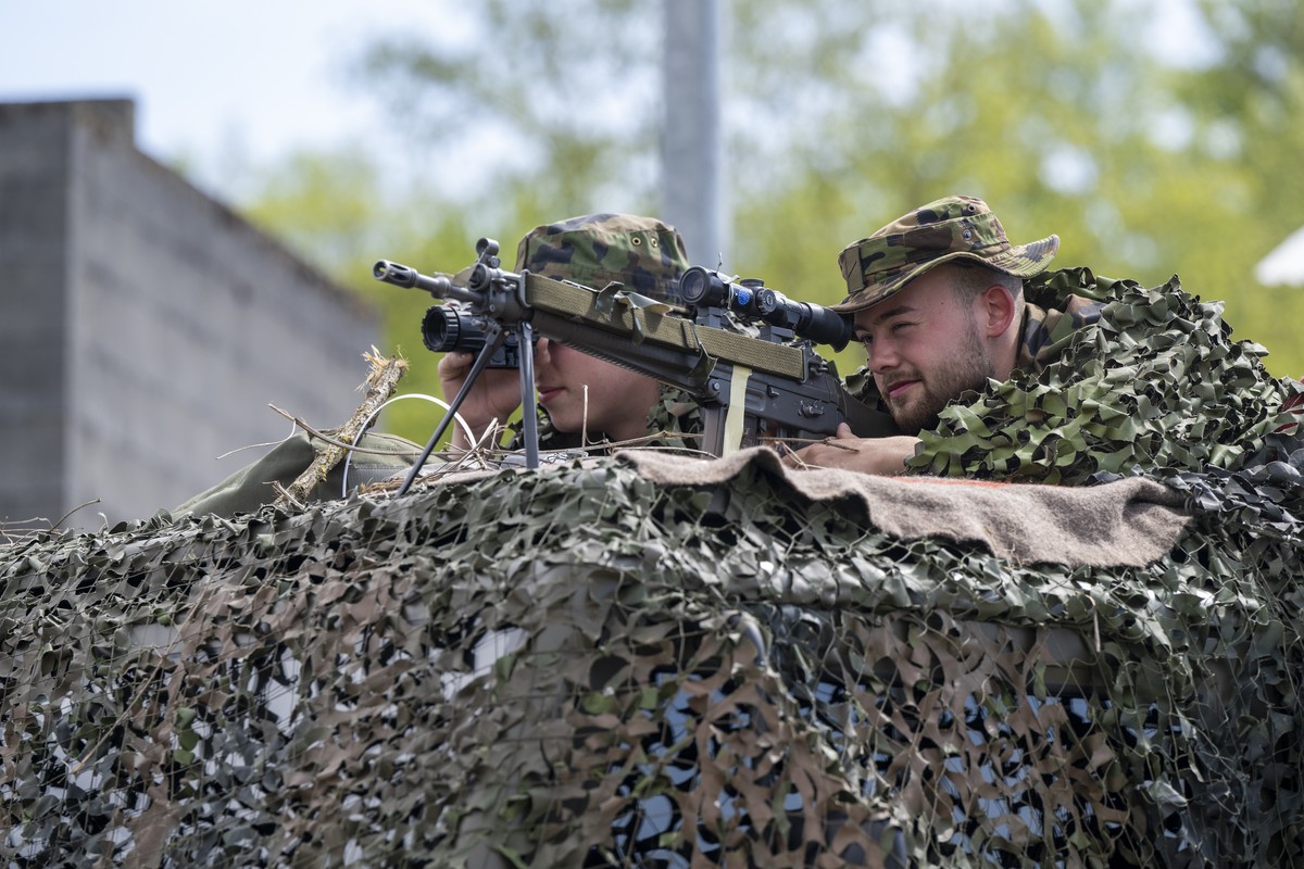 Un soldat suisse fait une démonstration près de Genève, samedi 27 avril 2024.