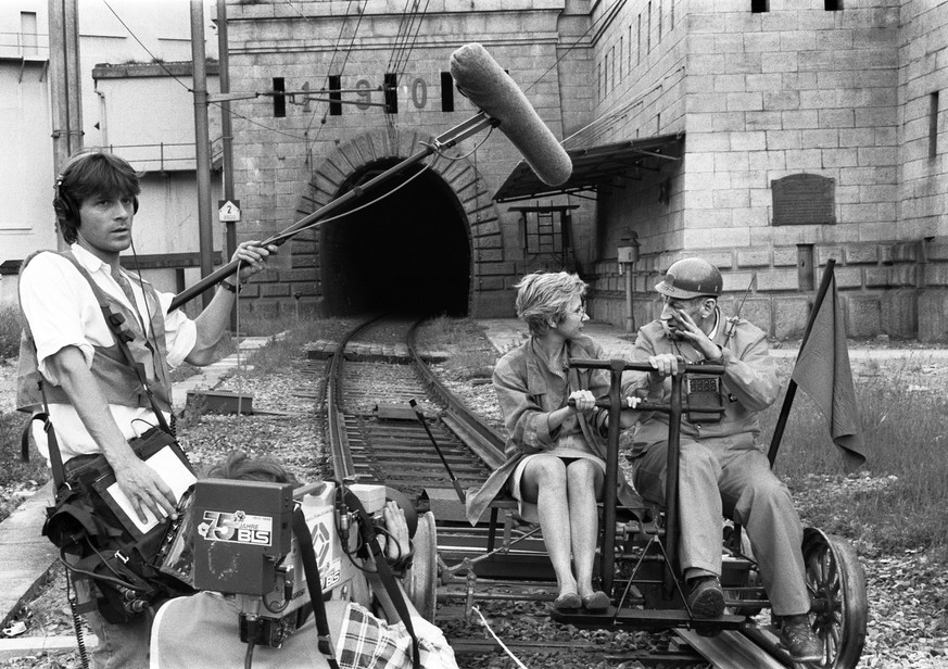 Moderatorin Helen Issler mit dem Briger Depochef Max Broenimann auf einer Handtraisine, mit welcher die beiden die Strecke von Brig bis Goppenstein am 6. Juni 1988 mit Muskelkraft bewaeltigen wollen.  ...