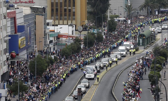 Tausende Ecuadorianer erwarten den Papst in Quito.