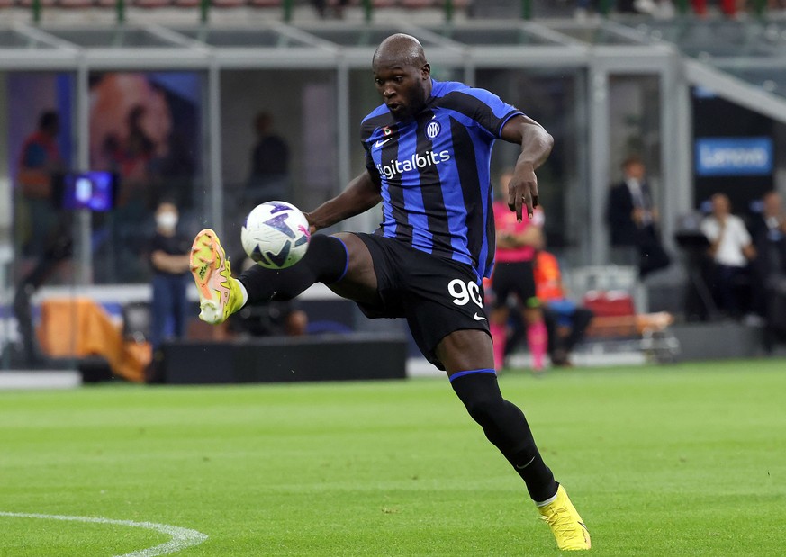 epa10130872 Inter Milan���s Romelu Lukaku in action during the Italian serie A soccer match between FC Inter and Spezia at Giuseppe Meazza stadium in Milan, Italy, 20 August 2022. EPA/MATTEO BAZZI