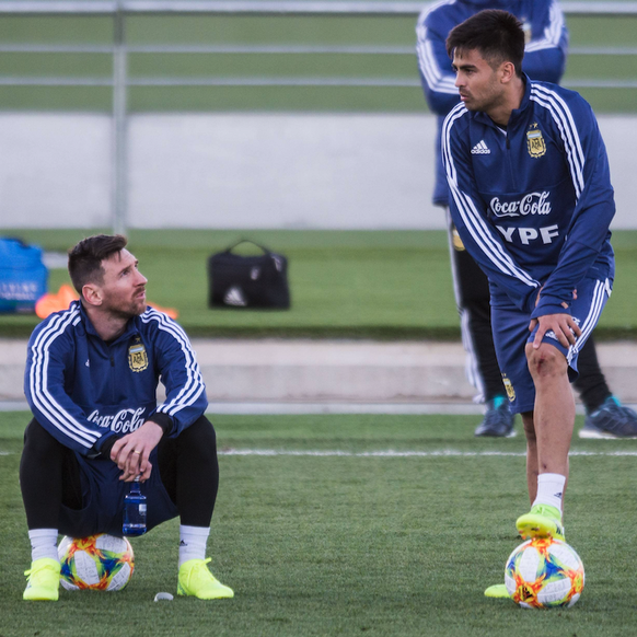 IMAGO / DeFodi

Madrid, Spain, 19.03.2019, Argentina training session, Lionel Messi (Argentina) and Gonzalo Martinez (Argentina) Schaut, looks on ( DeFodi531 *** Madrid Spain 19 03 2019 Argentina trai ...