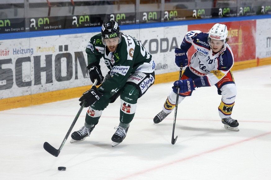 Oltens Cedric Huesler, links, und Klotens Kevin Lindemann in Aktion, im 2. Eishockey Playoff Finale der Swiss League zwischen EHC Olten und EHC Kloten, am Mittwoch, 13. April 2022, in Olten. (KEYSTONE ...