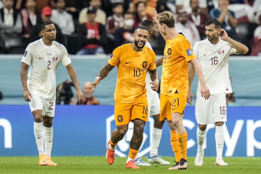 Frankie de Jong of the Netherlands,, second right, celebrates after scoring his side&#039;s second goal during the World Cup group A soccer match between the Netherlands and Qatar, at the Al Bayt Stad ...