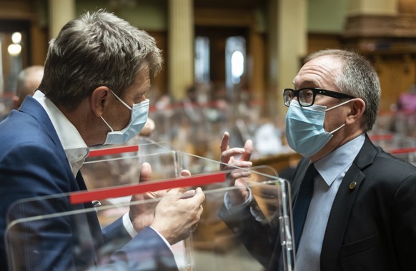 Michel Matter, GLP-GE, rechts, diskutiert mit Juerg Grossen, GLP-BE, an der Fruehlingssession der Eidgenoessischen Raete, am Montag, 1. Maerz 2021 im Nationalrat Bern. (KEYSTONE/Alessandro della Valle ...