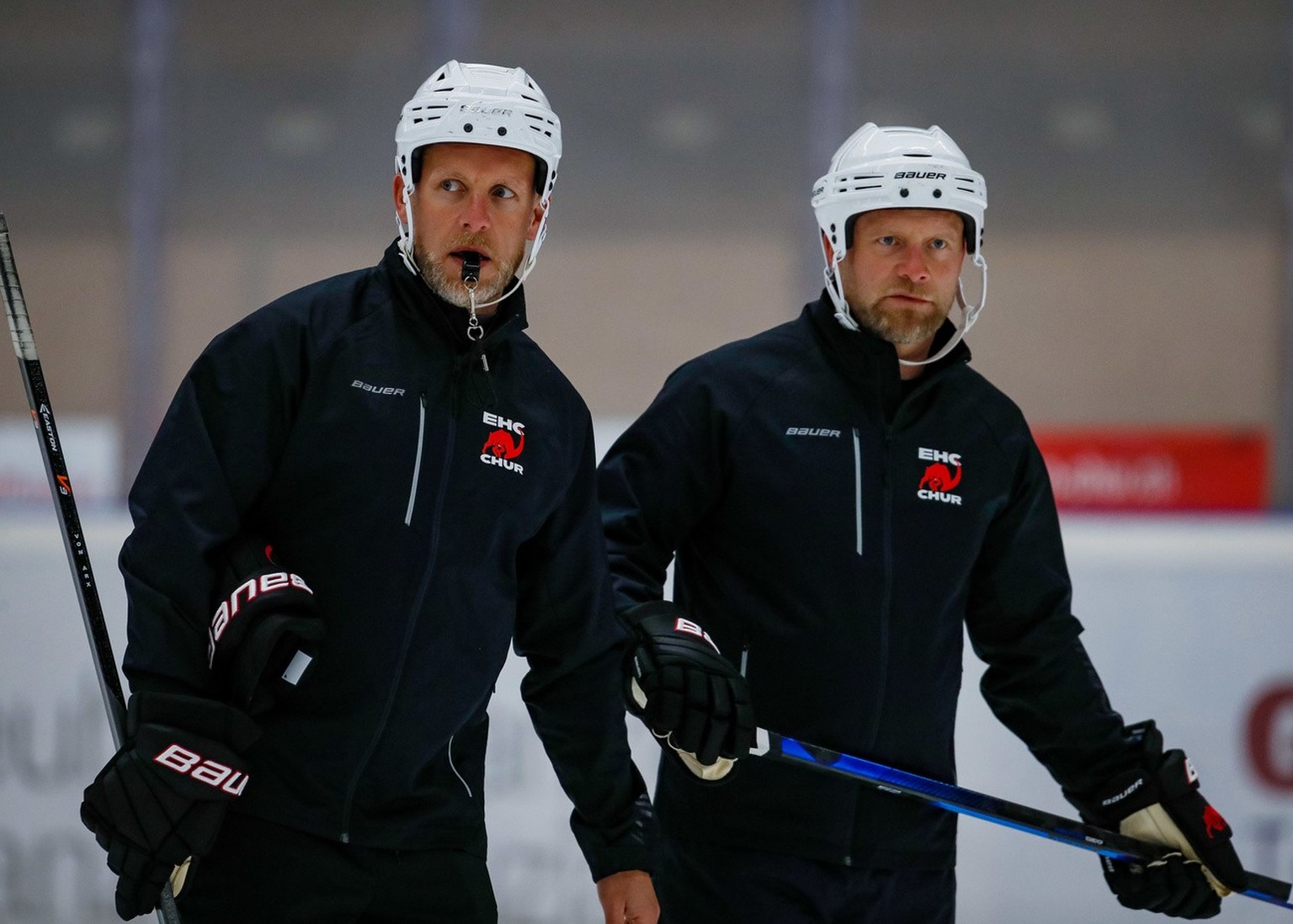 Die ehemaligen Davos Spieler Reto von Arx, links, und sein Bruder Jan von Arx, rechts, bei ihrem 1. Training beim EHC Chur, aufgenommen am Montag, 4. Oktober 2021, im Thomas Domenig Stadion in Chur. ( ...