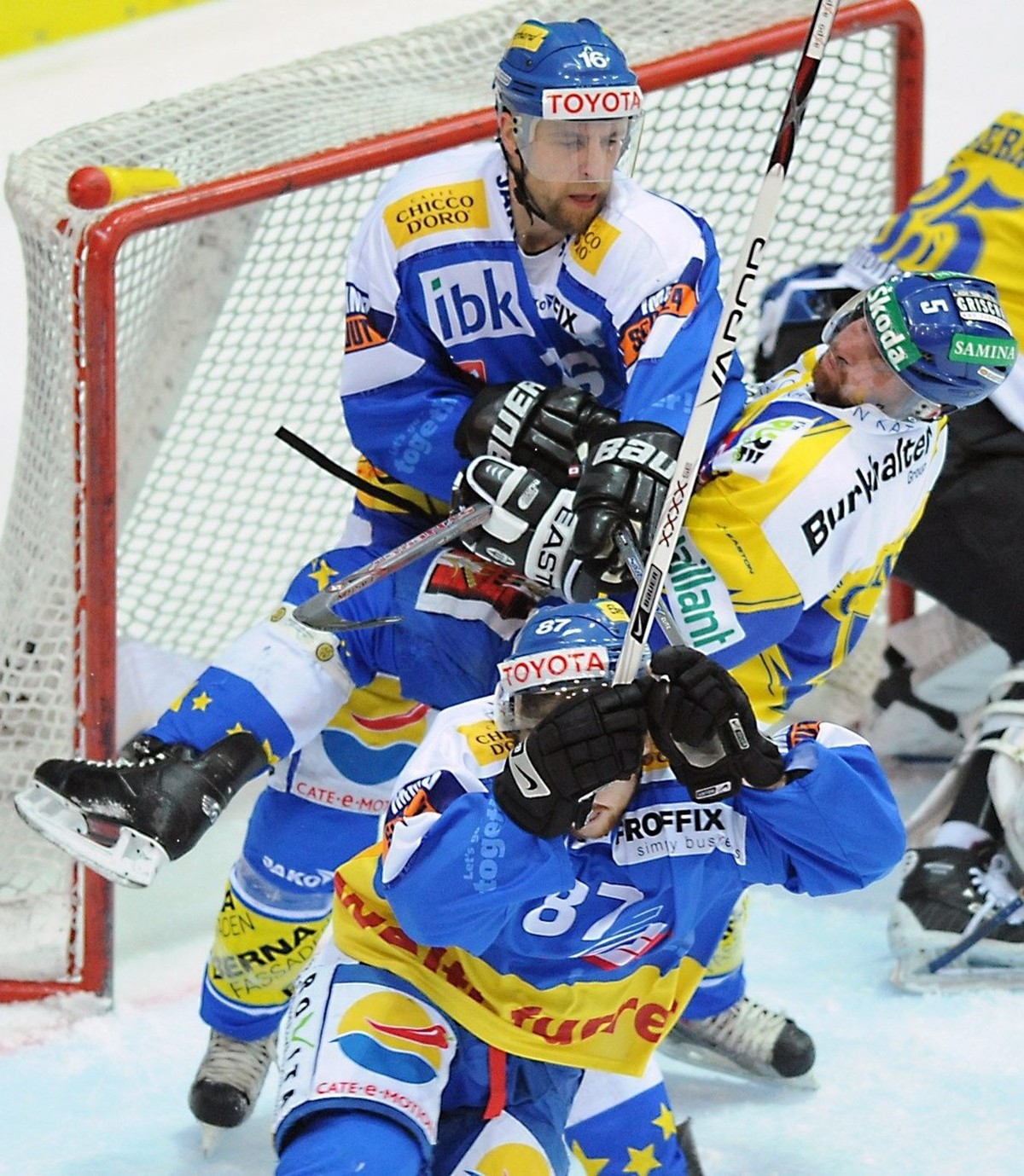 Der Klotener Rolf Schrepfer, links, im Kampf mit dem Davoser Marc Gianola, rechts, im Spiel der Eishockey National League A Playoff Final der Kloten Flyers gegen den HC Davos, am Samstag, 4. April 200 ...