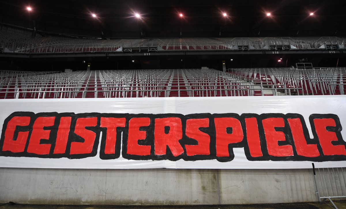 epa08452957 A banner reading 'Ghost matches' in front of empty stands during the Austrian OEFB Cup Final soccer match between Red Bull Salzburg and Austria Lustenau in Klagenfurt, Austria, 2 ...