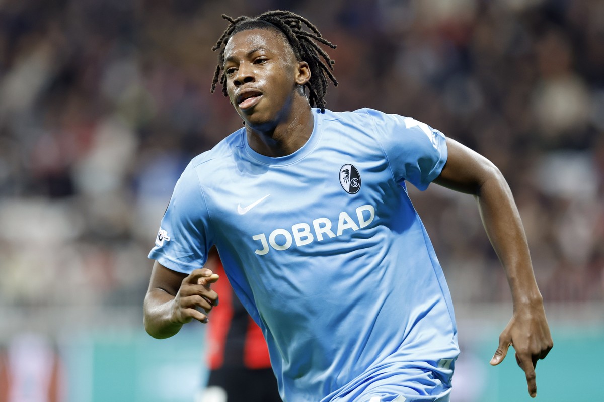 epa12508449 Johan Manzambi of Fribourg celebrates after scoring the 1-1 goal during the UEFA Europa League phase match between OGC Nice and SC Fribourg, in Nice, France, 06 November 2025. EPA/SEBASTIE ...