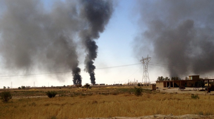 Brennende Ölquelle in Baiji in Zentralirak. Zahlreiche Anlagen befinden sich inzwischen unter IS-Kontrolle. Auch im Norden des Landes übernahmen die Dschihadisten mehrere Quellen.