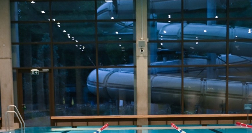 Hallenbad mit Rutschbahnen Rauszeit Rutschen Schweiz Wettingen Tägi