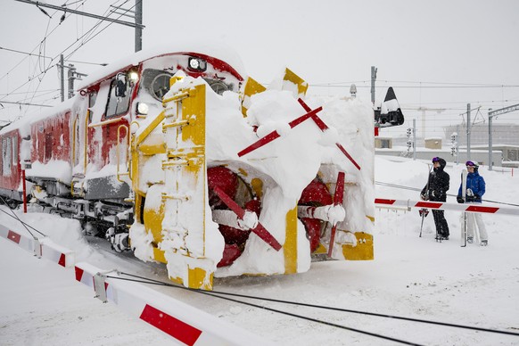 Schneeraeumungsarbeiten im Dorf Andermatt und auf der Bahnstrecke Furka-Oberalp sind im vollem gange, dies nach den heftigen Schneefallen am Dienstag, 17. Februar 2026 in Andermatt (KEYSTONE/Urs Fluee ...