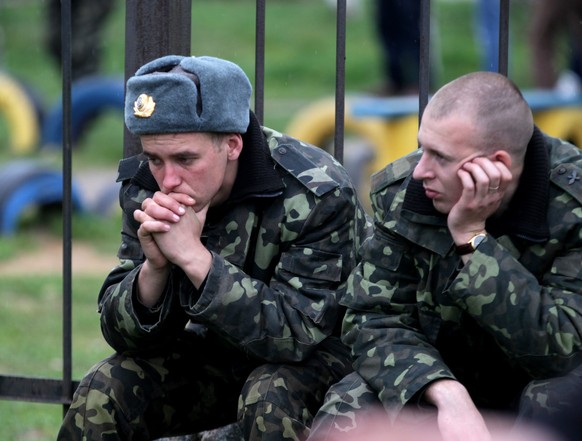 Nachdenkliche ukrainische Soldaten auf der Krim.