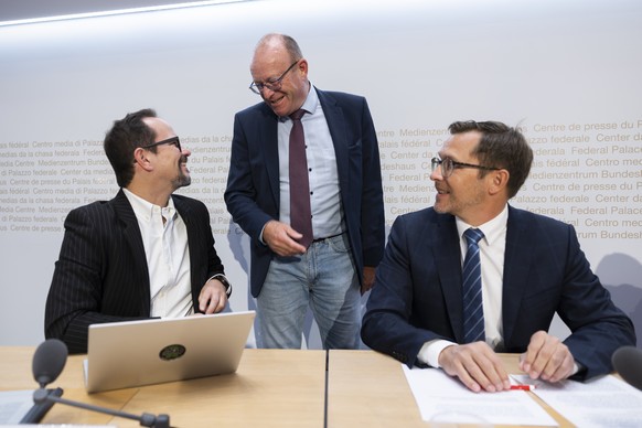 KEYPIX - Balthasar Glaettli, Nationalrat GP-ZH, Jean-Luc Addor, Nationalrat SVP-VS, und Heinz Theiler, Nationalrat FDP-SZ, von links, diskutieren vor Beginn einer Medienkonferenz eines ueberparteilich ...