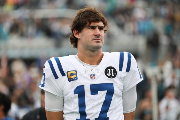 NFL, American Football Herren, USA Indianapolis Colts at Jacksonville Jaguars Dec 7, 2025 Jacksonville, Florida, USA Indianapolis Colts quarterback Daniel Jones 17 stands on the field prior to a game  ...