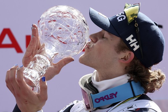 Norway&#039;s Lucas Braathen kisses the alpine ski, men&#039;s World Cup slalom discipline trophy, in Soldeu, Andorra, Sunday, March 19, 2023. (AP Photo/Alessandro Trovati)