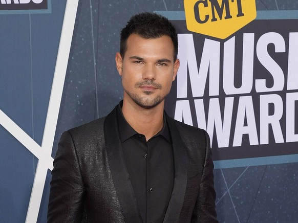 Taylor Lautner attends the 2022 CMT Music Awards at Nashville Municipal Auditorium on April 11, 2022 in Nashville, Tennessee. Photo: Ed Rode/imageSPACE/MediaPunch PUBLICATIONxNOTxINxUSA Copyright: xim ...