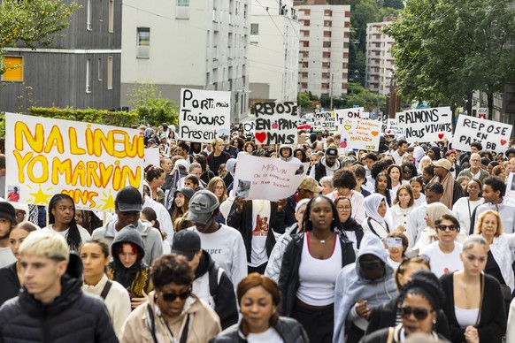 Des personnes prennent part a une marche blanche en hommage a Marvin, decede dimanche dernier alors qu&#039;il fuyait la police en scooter, ce samedi 30 aout 2025 a Lausanne. (KEYSTONE/Salvatore Di No ...