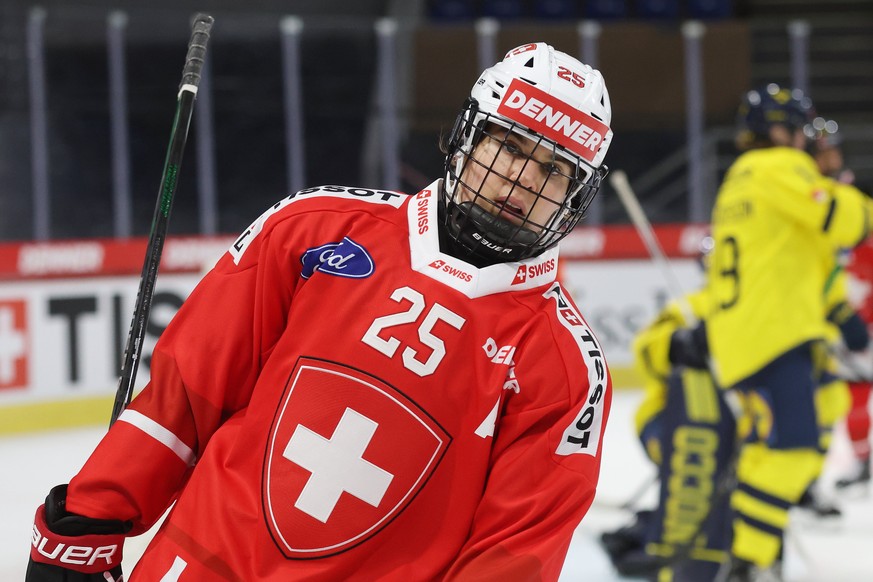 Die Schweizerin Alina Mueller im Womens Hockey Euro Tour Spiel der Frauen Eishockey Nationalmannschaft zwischen der Schweiz und Schweden, am Donnerstag, den 28. August 2025 in der Swiss Arena in Klote ...