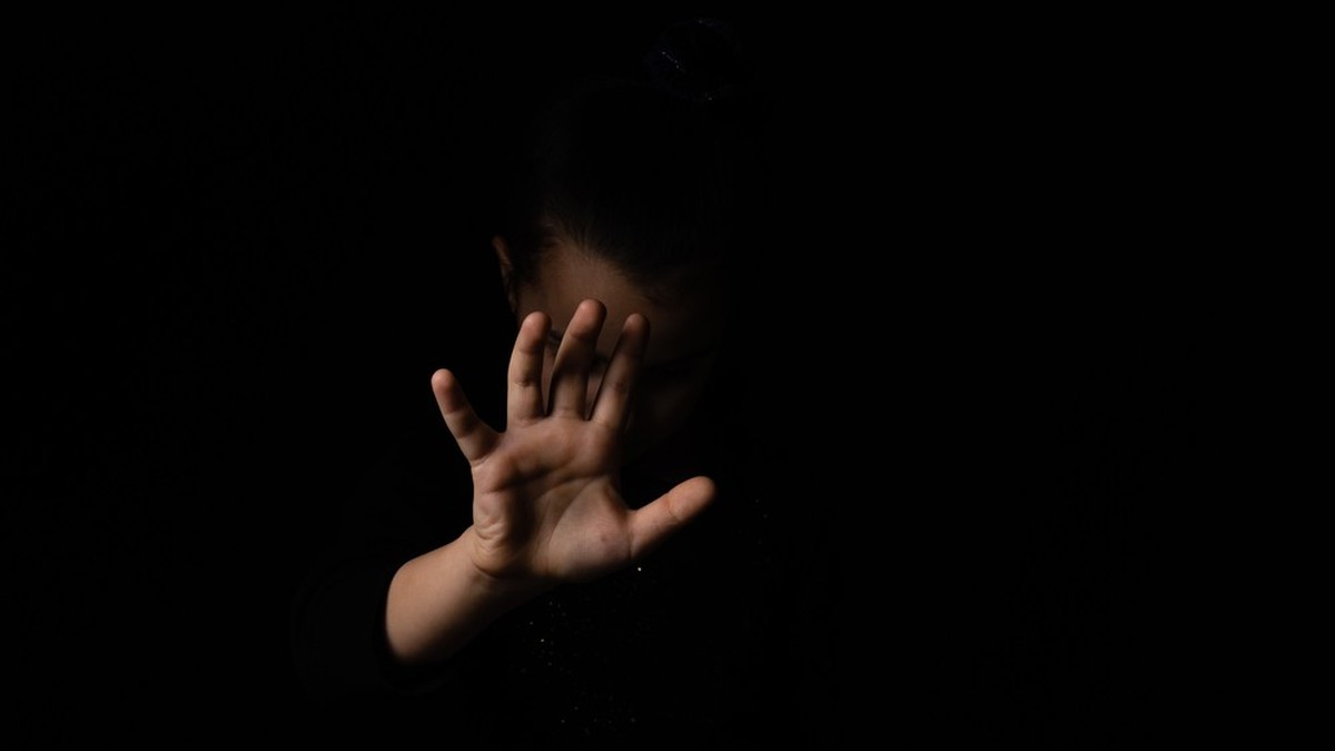 Hinter-Gitter-P-dophiler-bestellt-Jugendliche-aus-dem-Ausland-zu-sich-nach-Hause