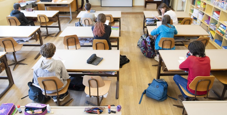 L&#039;enseignante Corentine Gerber enseigne dans une classe d&#039; ecole primaire a des eleves de 8P de l&#039;Etablissement Primaire de l&#039;ecole vaudoise, EP Morges EST, le jour du retour des e ...