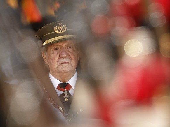 ARCHIV - Juan Carlos, damals K�nig von Spanien, nimmt an einer Milit�rveranstaltung im spanischen San Lorenzo de El Escorial teil. Foto: Daniel Ochoa De Olza/AP/dpa