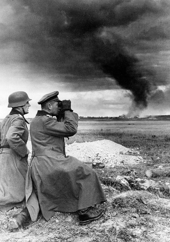 Zwei Wehrmachtssoldaten beobachten die deutschen Angriffe auf die russische Verteidigungslinie, Leningrad, 1941.