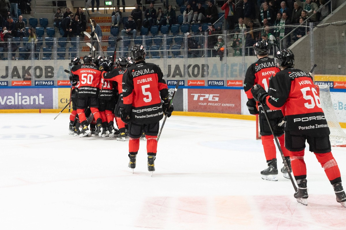 Basel, Schweiz, 14.03.2025 Spieler feiern den Sieg EHC Basel Playoff 1/2- Final Game 7 Sky Swiss League - EHC Basel vs. EHC Olten Basel, 14.03.2025 Pascal von B�ren / SPP PUBLICATIONxNOTxINxBRAxMEX Co ...