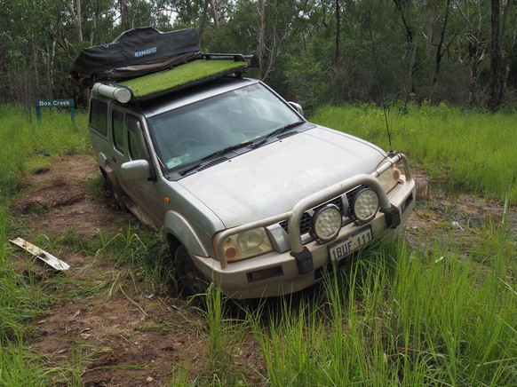 Der Wagen blieb auf einer unbefestigten Piste des Oyala-Thumotang-Nationalpark stecken.