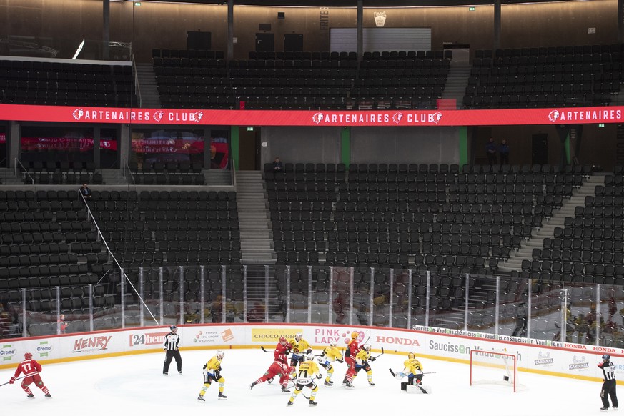 ARCHIVBILD ZU DEN MOEGLICHEN SZENARIEN IM SCHWEIZER EISHOCKEY --- Les joueurs bernois et lausannois jouent lors du match du championnat suisse de hockey sur glace de National League entre le Lausanne  ...