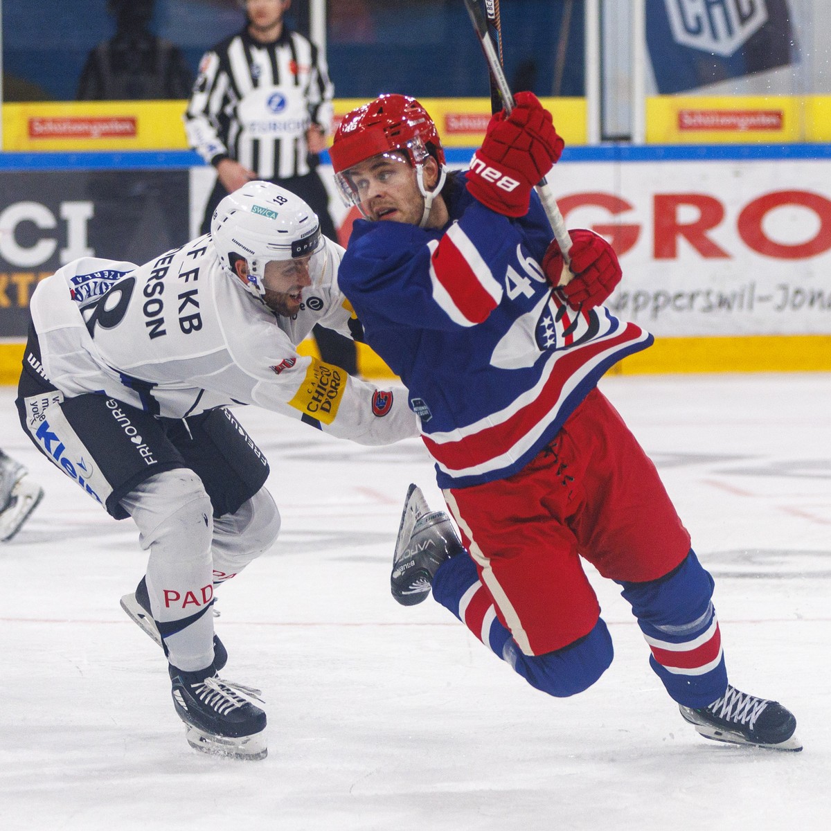 Fribourg-Gotteron Verteidiger Ryan Gunderson gegen SC Rapperswil-Jona Lakers Stuermer Pontus Aberg waehrend dem Eishockey-Meisterschaftsspiel der National League zwischen den SC Rapperswil-Jona Lakers ...