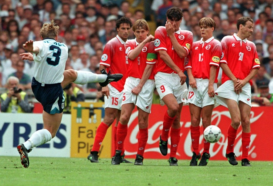 Der Englaender Stewart Pearce schiesst einen Freistoss im Eroeffnungsspiel der Fussball-EM EURO 96 am 8.6.1996 im Londoner Wembley-Stadion. In der Schweizer Abwehrmauer stehen die Spieler Ramon Vega,  ...