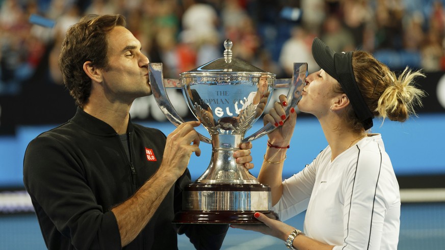 Gemeinsamer Siegerkuss beim Hopman Cup: Federer und Bencic.