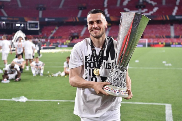 Kostic mit dem Europa-League-Pokal.