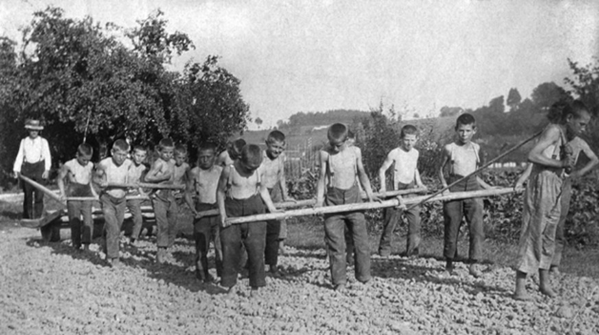 Kinderarbeit um 1910 im Kanton Bern.