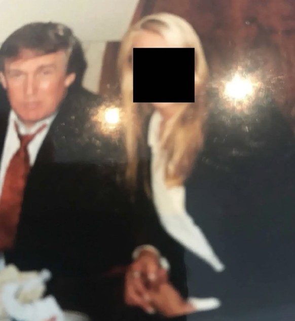 Ein weiteres Epstein-Foto, das Donald Trump mit einer jungen Frau in Jeffrey Epsteins Umfeld zeigt.