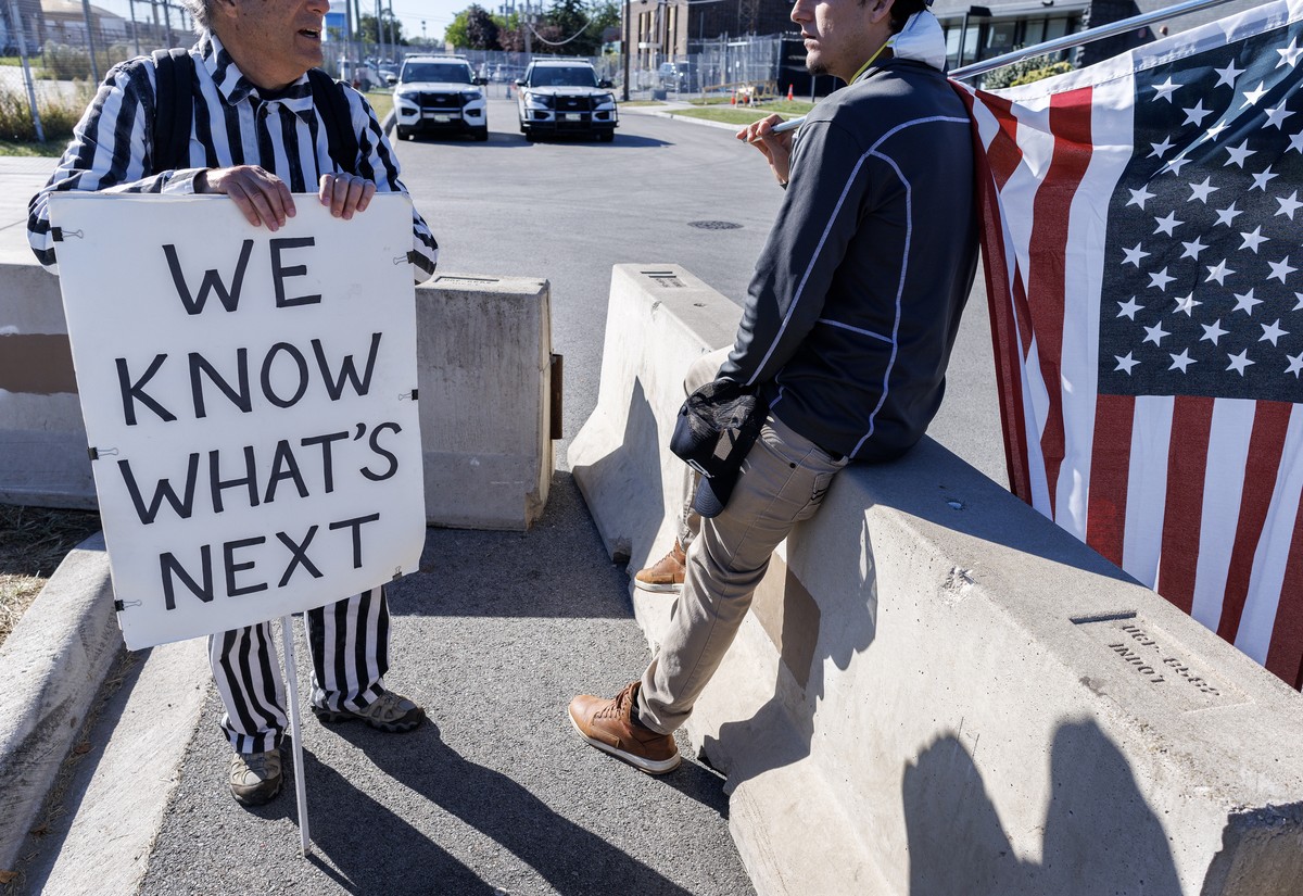 epa12442409 Activists stand outside the ICE detention facility in Broadview, Illinois, USA, 09 October 2025. Texas National Guard is being deployed to Chicago to support ICE operations amid tensions o ...