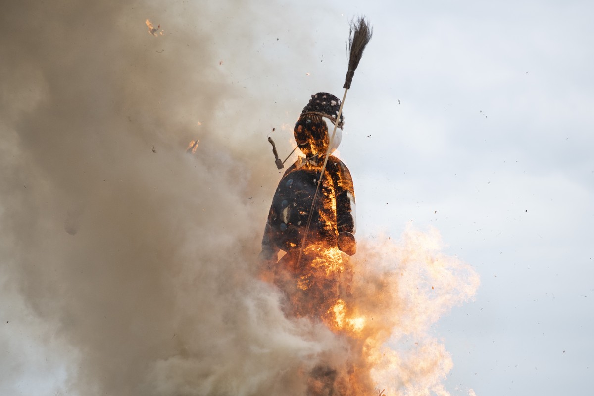 The head of the "Boeoegg" burns on the Sechselaeuten place in Zurich, Switzerland, pictured on April 16, 2018. The Sechselaeuten (ringing of the six o'clock bells) is a traditional end  ...