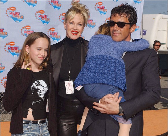 34078 06 Lionel Hahn/ABACA. 34078-6. Los Angeles-CA-USA. 04/20/2002. Nickelodeon s 2002 Kids Choice Awards in the Santa Monica Barker Hanger. Pictured : Melanie Griffiths with daughter Dakota Johnson, ...