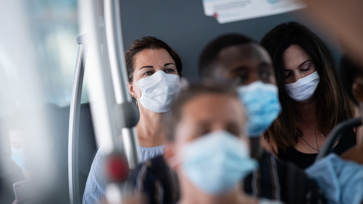 Passagiere mit Masken in einem Bus der Trasporti Pubblici Luganesi TPL am Montag, 6. Juli 2020 in Lugano. Ab Montag, 6. Juli 2020, muessen schweizweit alle Passagiere in den oeffentlichen Verkehrsmitt ...