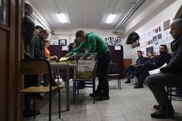 epa10627640 Officials prepare to count votes after polling stations closed in Istanbul, Turkey, 14 May 2023, as the country holds simultaneous parliamentary and presidential elections. EPA/ERDEM SAHIN