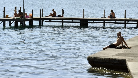 Der Sommer ist wieder da. Sonnenhungrige am Zuerichsee bei Zuerich am Dienstag, 11. September 2018. (KEYSTONE/Walter Bieri)