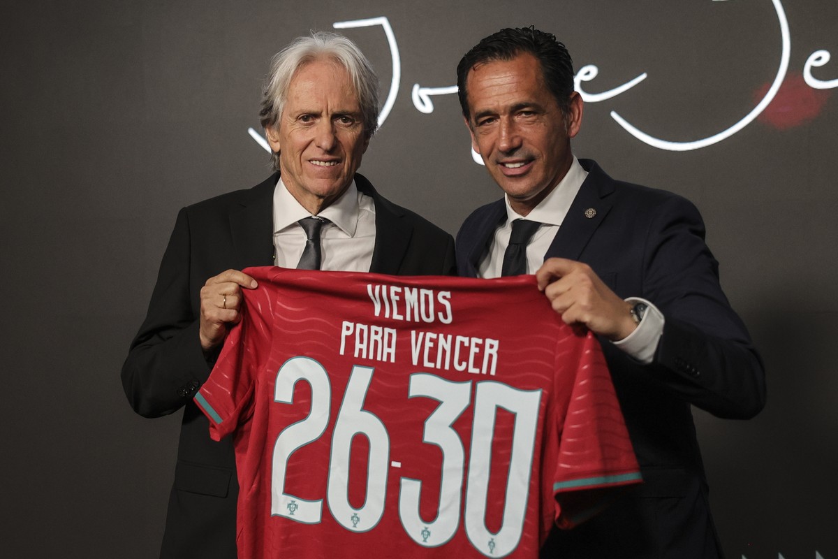 epa13102965 The new Portuguese soccer head coach Jorge Jesus (L) and the president of the Portuguese Soccer Federation (FPF) Pedro Proenca (R) pose during a press conference at Cidade de Futebol, in O ...