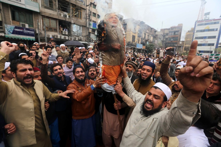 Pakistanische Demonstranten in Peshawar verbennen eine Puppe mit dem Gesicht des indischen Premierministers Narendra Modi.