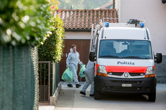 Forensiker der Polizei bei der Arbeit in der Naehe des Hauses des Opers in Stabio im Tessin am Dienstag, 18. Oktober 2016. In der Nacht auf Mittwoch wurde der Schwager des Opfers festgenommen. Am Sonn ...