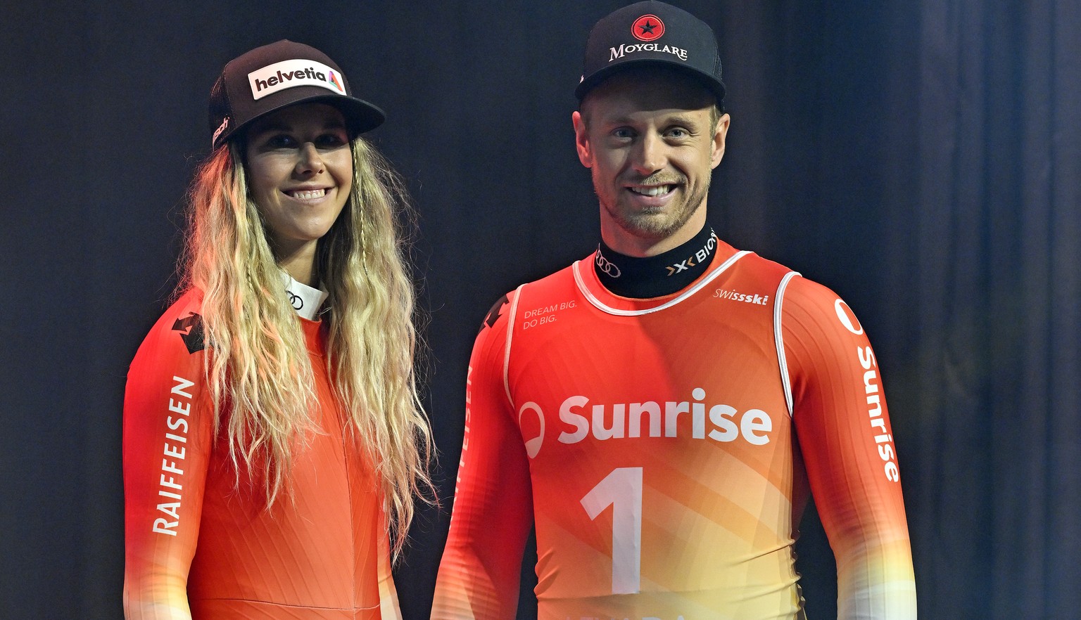 Mauro Caviezel, rechts, und Aline Danioth, links, praesentieren den neuen Ski-Alpin-Renndress Levada in Schlieren (ZH) am Dienstag, 5. Juli 2022. (KEYSTONE/Walter Bieri)