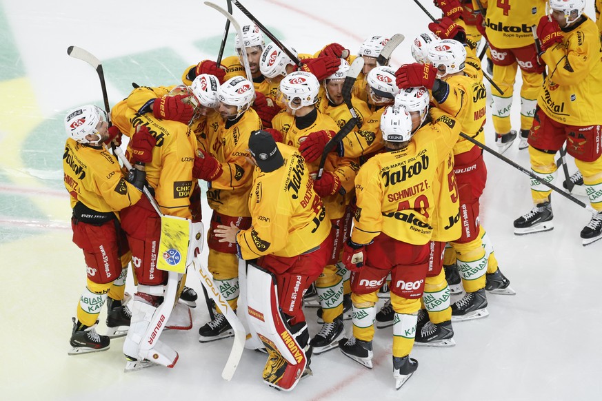 Die Langnauer Spieler jubeln nach dem Sieg im Penaltyschiessen im Eishockey Meisterschaftsspiel der National League zwischen dem EHC Biel und den SCL Tigers, am Samstag, 19. September 2026, in der Tis ...