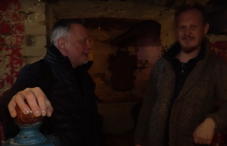 Maks Leonov (rechts) heisst einen Gast in seiner Bar willkommen.